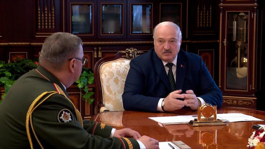 El presidente de Bielorrusia, Alexander Lukashenko, reunido con el jefe del Estado Mayor del país, Pável Muravéiko.

