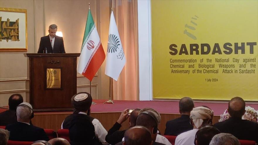 El canciller interino de Irán, Ali Baqeri Kani, habla en el 37.º aniversario del ataque químico contra la ciudad de Sardasht, Azerbaiyán Occidental, 1 de julio de 2024.
