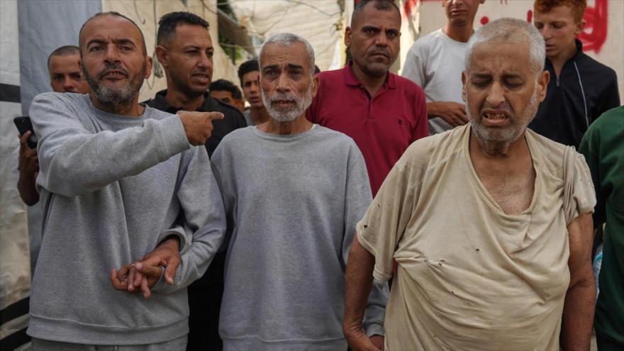 Tres de los prisioneros palestinos liberados por el régimen de Israel llegan para un chequeo al hospital de Al-Aqsa en Gaza.