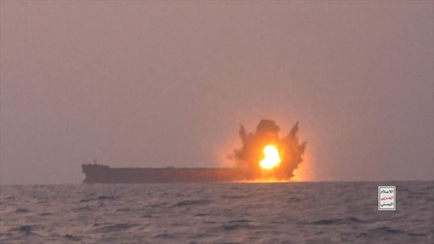 Una captura de un vídeo muestra el buque Transworld Navigator golpeado por las fuerzas yemeníes en el mar Rojo.