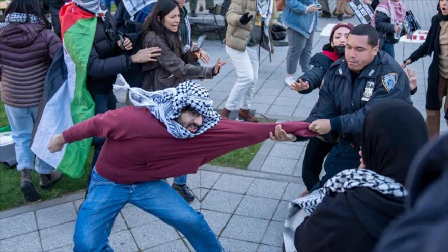 Un estudiante se resiste a un miembro de la policía en una protesta propalestina en la Ciudad Universitaria de Nueva York, EE.UU., mayo de 2024.