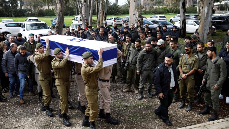Soldados israelíes sostienen ataúd de un colega muerto en Gaza.