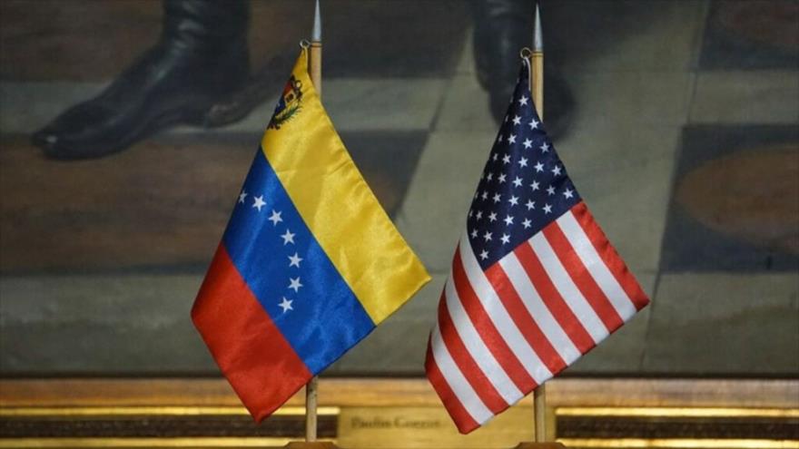 La bandera de Venezuela y de Estados Unidos.