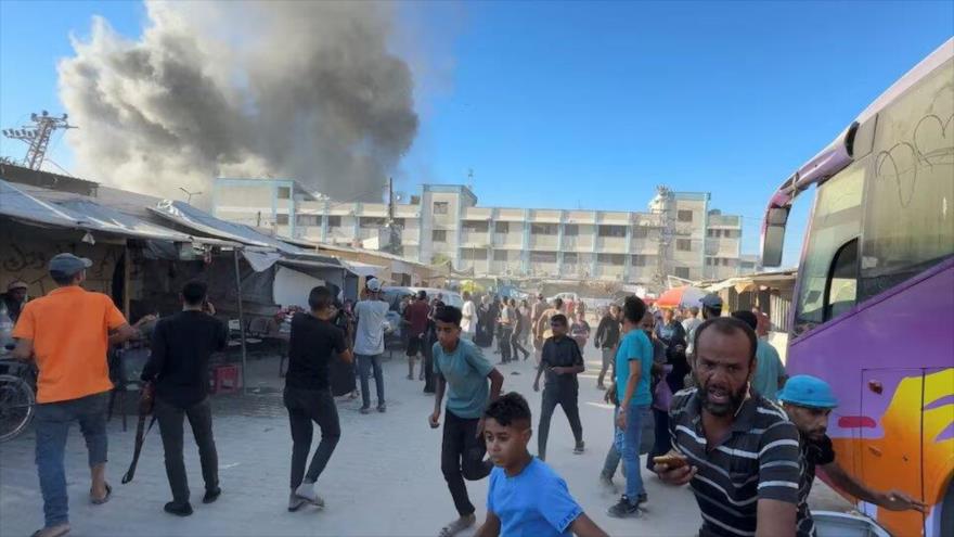 Palestinos reaccionan tras un ataque israelí cerca de una escuela de la ONU que alberga a desplazados en Jan Yunis, 3 de julio de 2024. (Foto: Reuters)