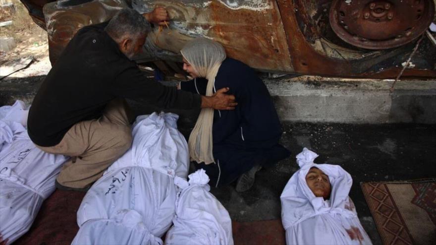 Palestinos lloran por los cuerpos de familiares muertos en un ataque israelí, Gaza, 25 de mayo de 2024. (Foto:AFP)