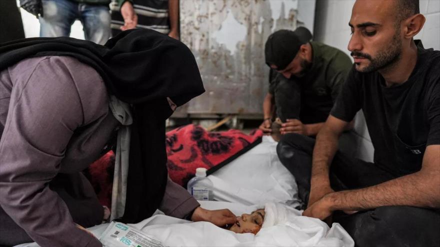 Palestinos lloran la muerte de sus seres queridos asesinados en bombardeo israelí en Gaza. (Foto: AFP)