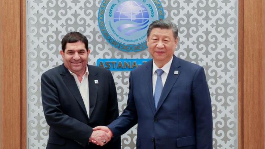 El presidente interino iraní, Mohamad Mojber (izda.), reunido con el presidente chino, Xi Jinping, en Kazajistán, 4 de julio de 2024.