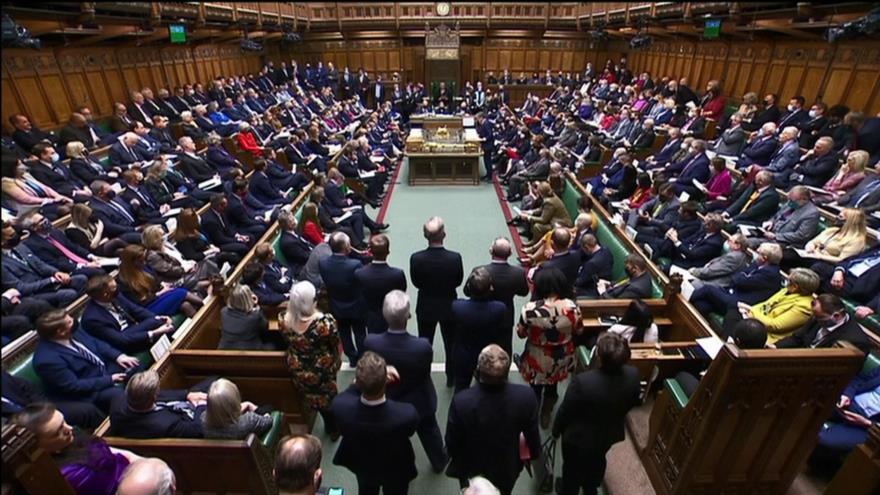 Británicos deciden entre Conservadores y Laboristas en las urnas 