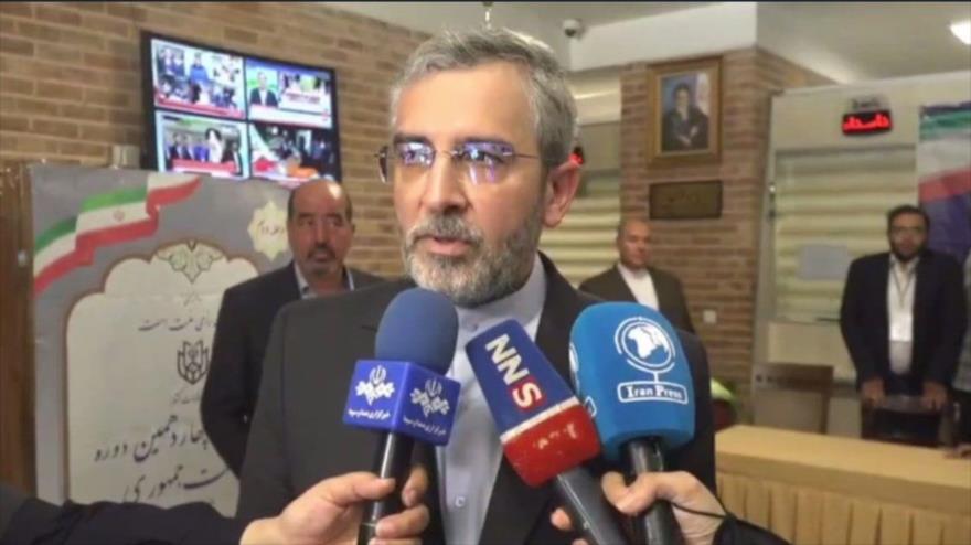 El canciller interino de Irán, Ali Baqeri Kani, habla con periodistas tras votar en el balotaje presidencial, 5 de julio de 2024.