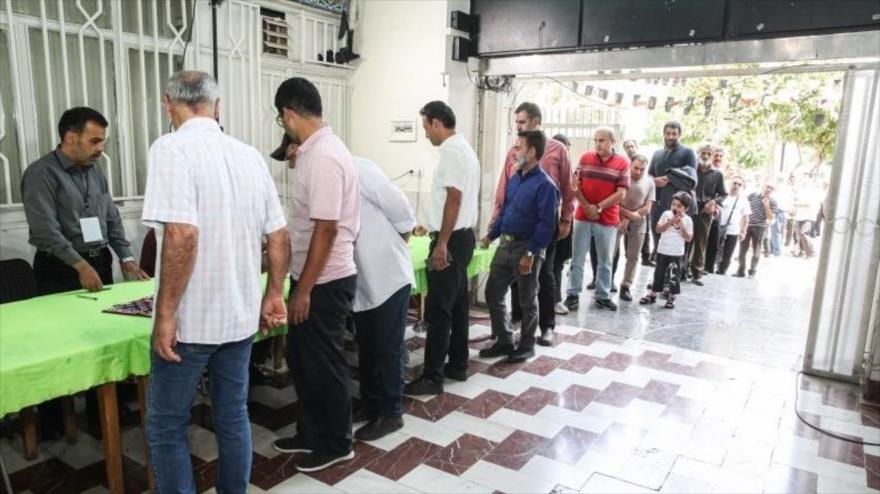Ciudadanos iraníes en un centro electoral en Teherán durante el balotaje presidencial, 5 de julio de 2024.
