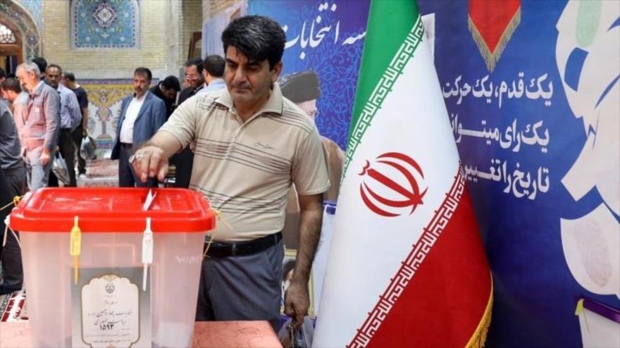 Iraníes participan en la segunda vuelta de las elecciones presidenciales, Mashad (noreste de Irán), 5 de julio de 2024. (Foto: IRNA)