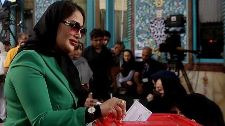 Ciudadanos iraníes en un centro electoral en Teherán durante el balotaje presidencial, 5 de julio de 2024.