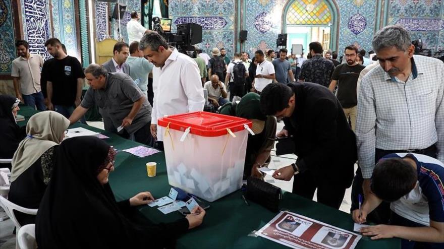 Ciudadanos iraníes en un centro electoral en Teherán durante el balotaje presidencial, 5 de julio de 2024.