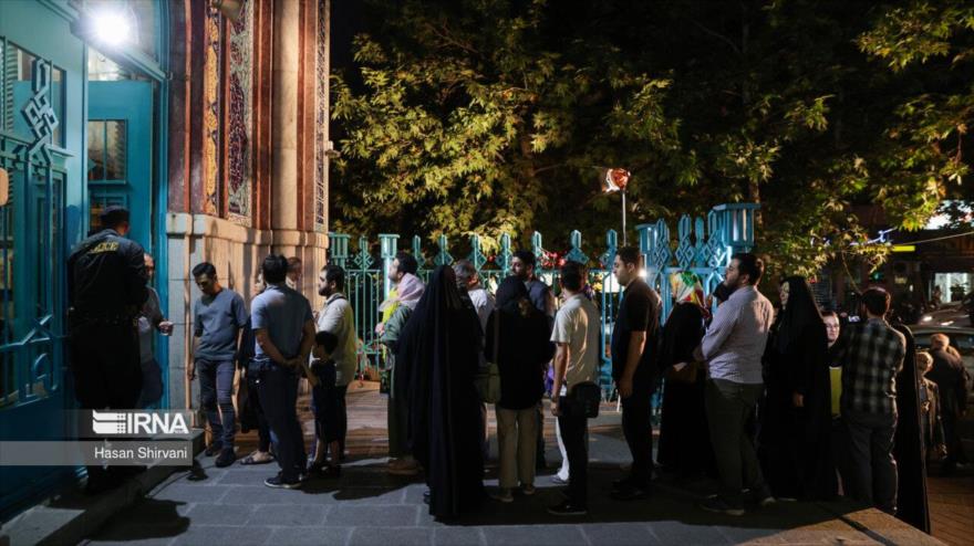 La gente espera en una larga cola para depositar su voto en el balotaje presidencial en un colegio electoral en Teherán, capital, 5 de julio de 2024.