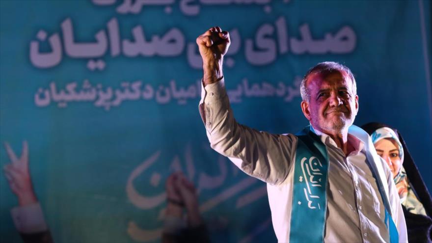 El presidente electo de Irán, Masud Pezeshkian, en una concentración de sus seguidores en el estadio de Heidarnia de Teherán, capital.