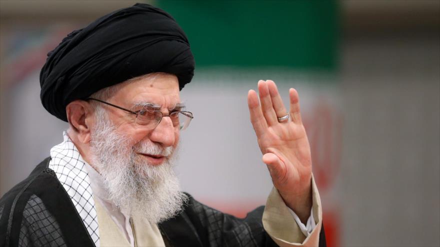 El Líder de Irán, el ayatolá Seyed Ali Jamenei después de emitir su voto para la segunda vuelta presidencial en Teherán, 5 de julio de 2024.