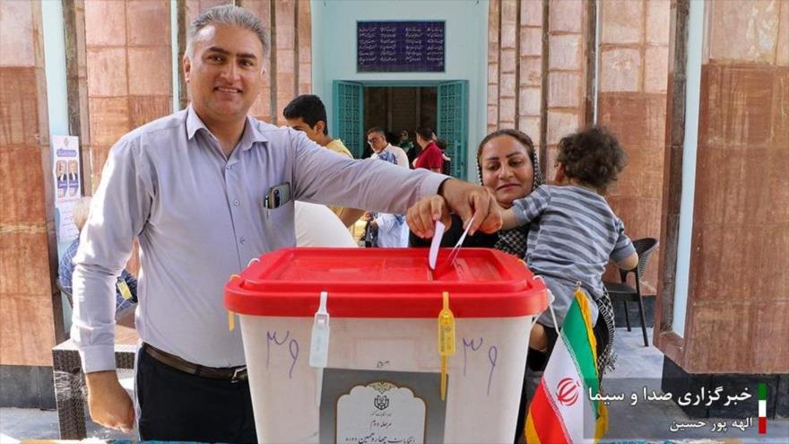 Ciudadanos iraniraníes votan en un centro electoral en el balotaje presidencial en la ciudad sureña de Shiraz, 5 de julio de 2024.