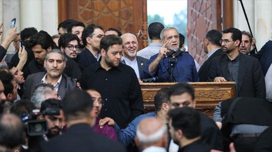 El presidente electo de Irán, Masud pezeshkian, ofrece discurso en el mausoleo del Imam Jomeini, 6 de julio de 2024.