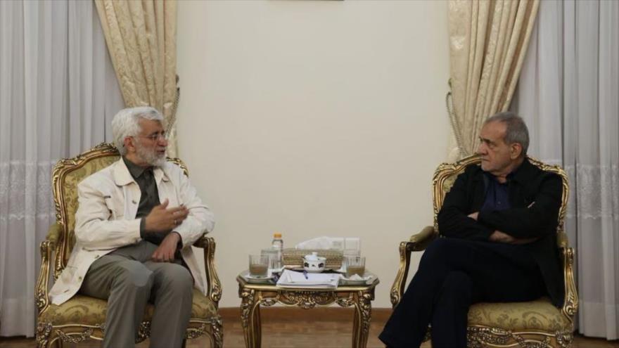 Said Yalili (decha.) se reune con el presidente electo de irán, Masud pezeshkian, en su oficina, 6 de julio de 2024.