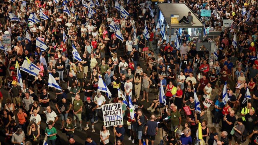 Manifestantes israelíes contra el gobierno de Benjamín Netanyahu y a pedir liberar detenidos en Gaza, en Tel Aviv, 6 de julio de 2024. 
