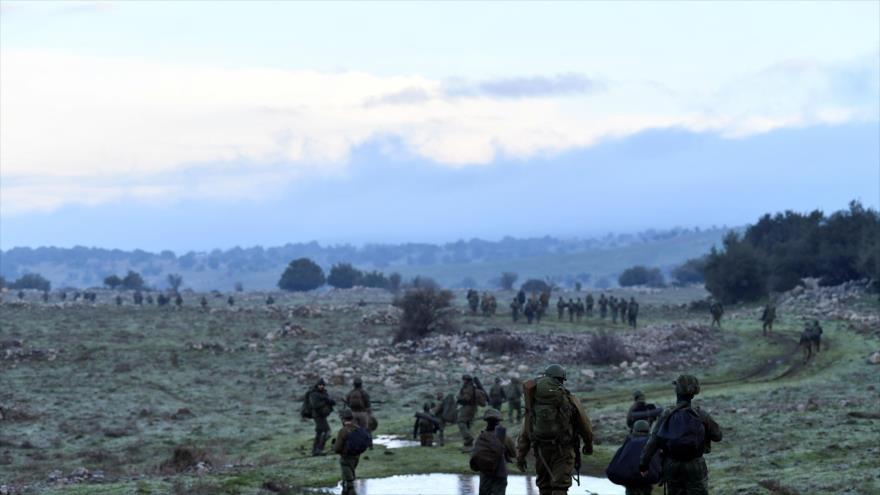 Soldados israelíes participan en una sesión de entrenamiento cerca de la frontera con Siria en los Altos del Golán, 1 de febrero de 2024. (Foto: Reuters)