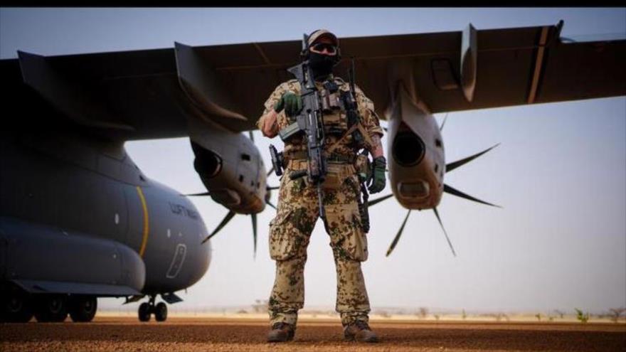 Un soldaddo alemán en la base aérea en Niger. 