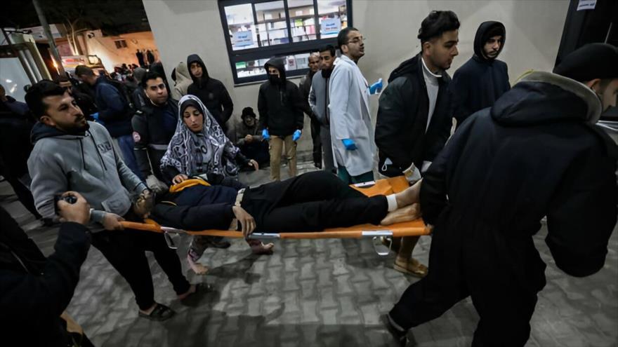 Los palestinos llevan un herido en Hospital de Kuwait después de los ataques aéreos israelíes el 12 de febrero de 2024 en Rafah, Gaza.(Foto: Getty Images)