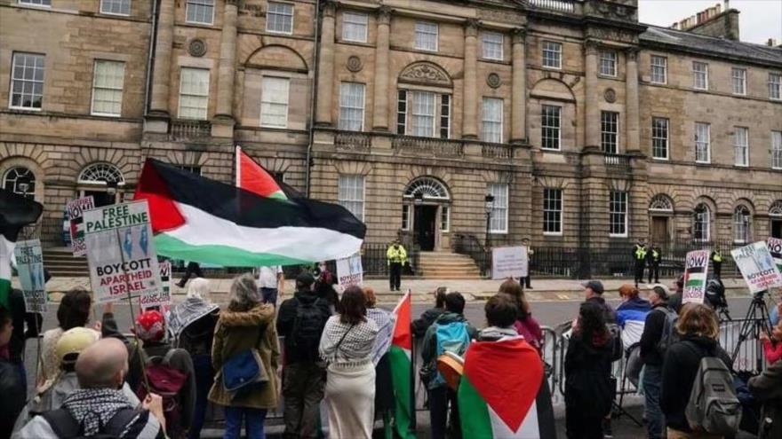 Decenas de activistas pro palestinos se reunieron frente a Bute House en Escocia, 7 de julio de 2024. (Foto: PA)