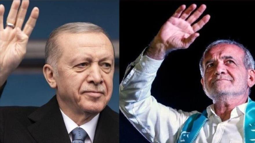 El presidente electo de Irán, Masud Pezeshkian (dcha.), y el mandatario de Turquía, Recep Tayyip Erdogan.
