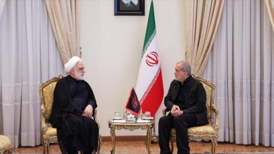El presidente del Poder Judicial de Irán, Qolam Hosein Mohseni Eyei (izda.), y presidente electo Masud Pezeshkian se reúnen en Teherán, 9 de julio de 2024.