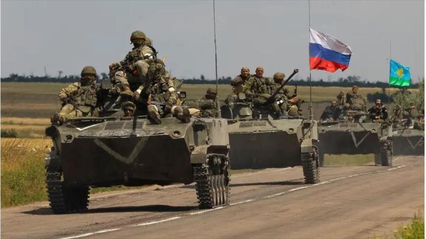 Un convoy blindado de tropas rusas avanza por una zona controlada por Rusia de la región de Zaporizhia, Ucrania, 23 de julio de 2022. (Foto: Reuters)