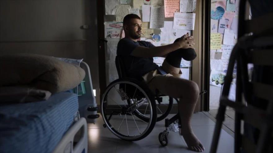 Un soldado israelí, quien resultó herido en Gaza, se encuentra en el pabellón de rehabilitación del hospital Sheba, 18 de diciembre de 2023. (Foto: AP)