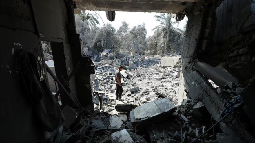 Un palestino inspecciona una casa destruida en un ataque israelí en el campamento de Al-Nuseirat, centro de Gaza, 9 de julio de 2024. (Foto: Reuters)