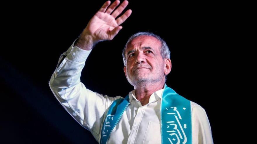 Masud Pezeshkian, presidente electo de Irán, durante un mitin electoral en Teherán, la capital, 3 de julio de 2024.