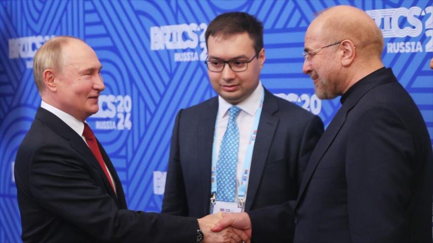 El presidente del Parlamento iraní, Mohamad Baqer Qalibaf (dcha.), y el presidente ruso, Vladímir Putin, durante una reunión en San Petersburgo, 11 de julio de 2024.
