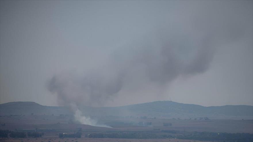 Se produce un incendio después de que un cohete Hezbolá impactara cerca de una base militar israelí en el norte de las tierras ocupadas, 4 de julio de 2024.