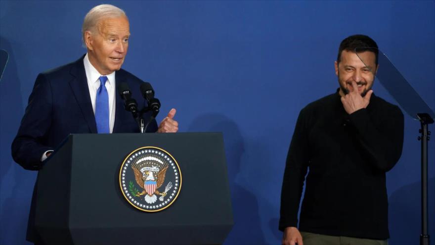 El mandatario estadounidense Joe Biden (izda.) y el presidente de Ucrania Volodímir Zelenski durante una ceremonia de la Cumbre de la OTAN en Washington (EE. UU.). (Foto: EFE)