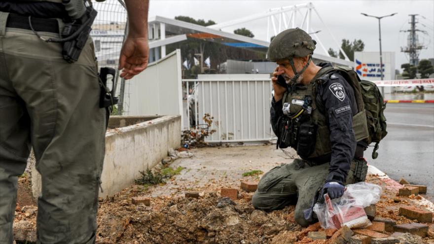 Militares israelíes en el lugar de impacto de un cohete disparado desde el sur del Líbano, en la ciudad de Safed, 14 de febrero de 2024 (Foto: AFP)