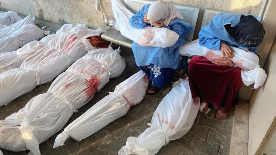 Mujeres palestinas lloran por sus seres queridos muertos en ataques israelíes en Gaza.