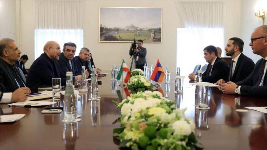 La delegación de Irán (izda.) se reúne con la de Armenia, al margen de la cumbre de Jefes Parlamentarios de los BRICS, 11 de julio de 2024.
