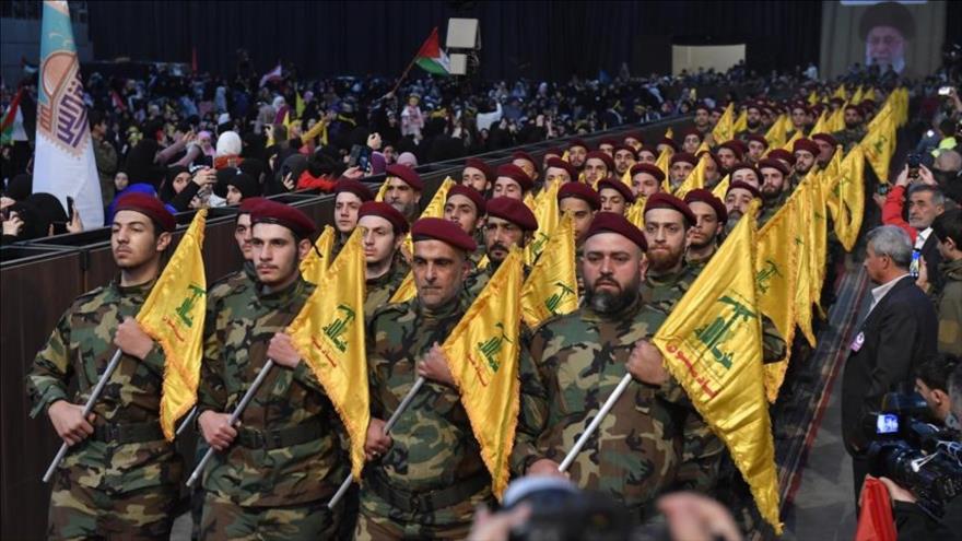 Miembros del movimiento libanés Hezbolá desfilan durante un evento que conmemora el día de Al-Quds, en Beirut, Líbano, 14 de abril de 2023.