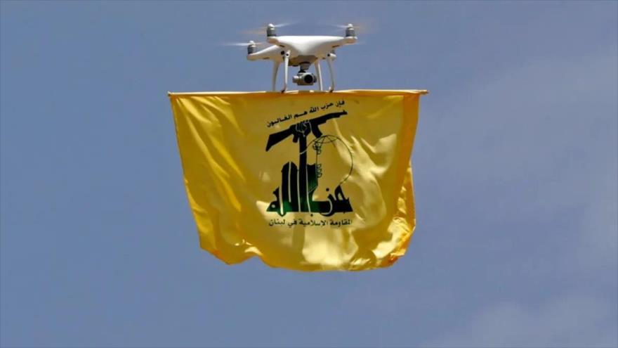 Un dron porta una bandera de Hezbolá en Aaramta durante un desfile militar para conmemorar la liberación del sur de El Líbano de la ocupación israelí, mayo de 2023.