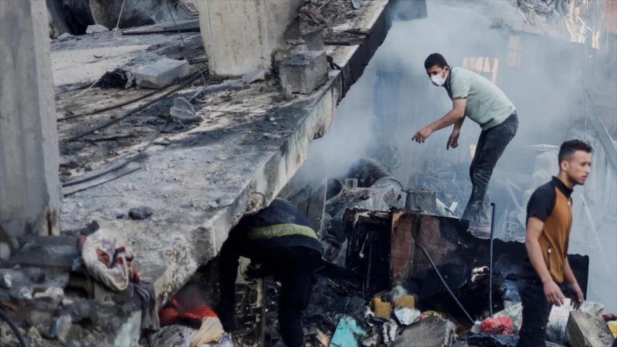 Rescatistas buscan sobrevivientes bajo los escombros de un edificio bombardeado por Israel en Jan Yunis, Franja de Gaza. (Foto: Reuters)