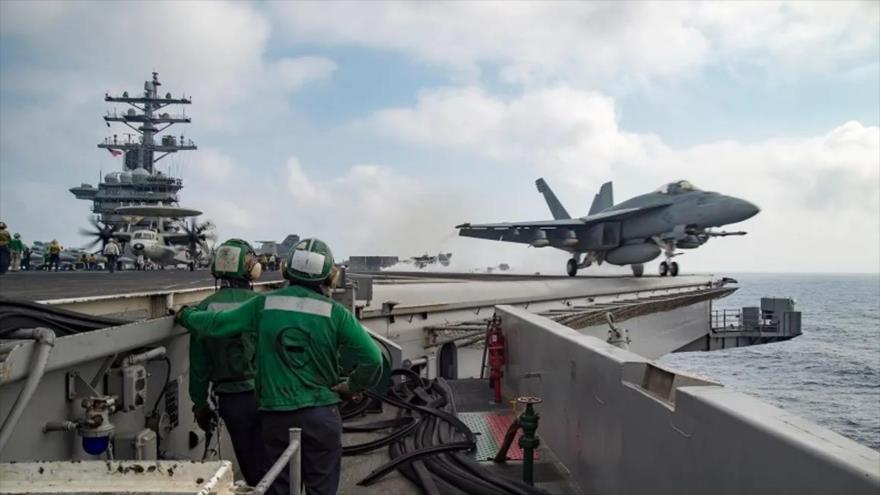 Un caza F/A-18E Super Hornet de la Marina de EE.UU. despega desde la cubierta de vuelo del portaviones USS Dwight D. Eisenhower (CVN 69) en el mar Mediterráneo.