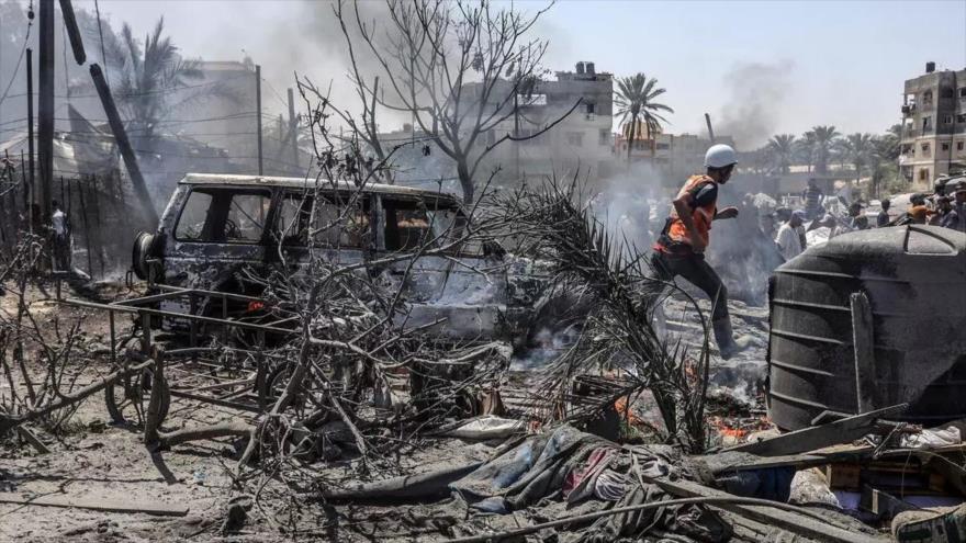 Palestinos inspeccionan el área después de que un ataque israelí golpeara los campamentos de desplazados en el área de Al-Mawasi, en Yan Yunis, Franja de Gaza, 13 de julio de 2024. (Foto: Getty Images)