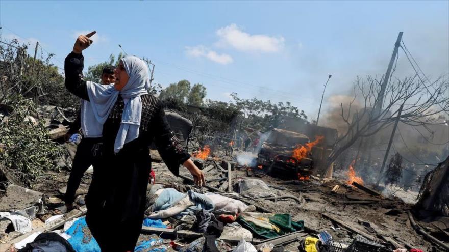 Una mujer grita entre los escombros de una vivienda tras el bombardeo israelí en la zona humanitaria de Al Mawasi, al oeste de Jan Yunis, 13 de julio de 2024. Foto: Reuters