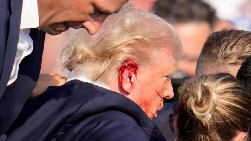 El expresidente Donald Trump es rodeado por agentes del Servicio Secreto de Estados Unidos en un acto de campaña, 13 de julio de 2024, en Butler, Pensilvania. Foto: AP