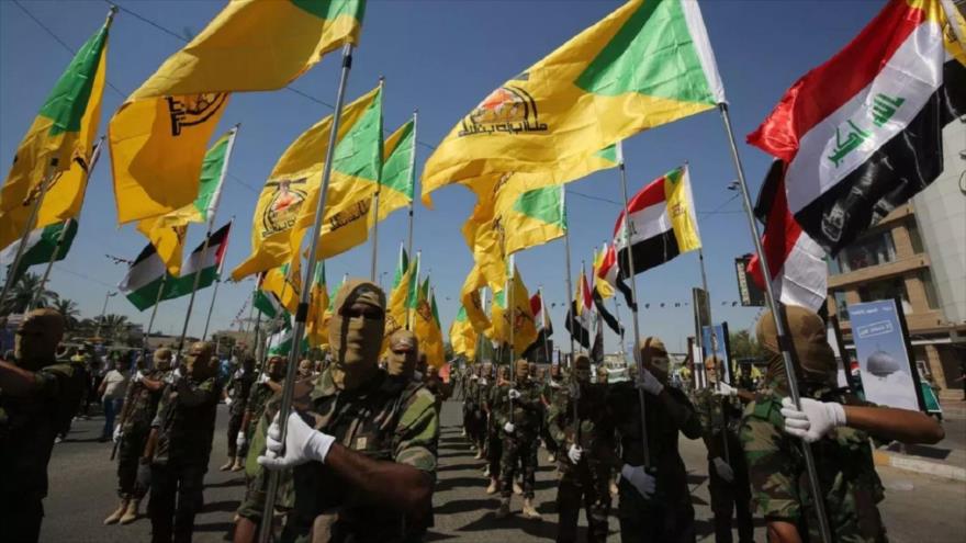 Combatientes del Movimiento de Resistencia Islámica de Irak (Kataib Hezbolá) en un desfile en Bagdad, la capital.