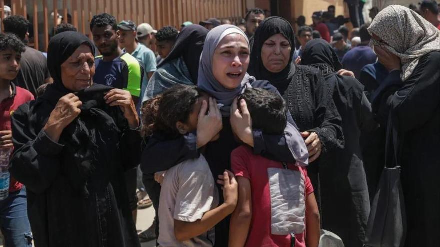Una mujer palestina llora con sus hijos por muerte de su marido tras un ataque israelí en Al-Mawasi, sur de Gaza, 13 de julio de 2024. (Foto:EFE)