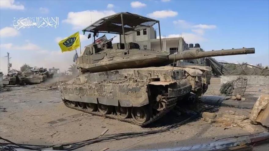 Bandera amarilla de la organización judía Jabad aparece en un tanque israelí golpeado por combatientes palestinos en Rafah, sur de la Franja de Gaza.